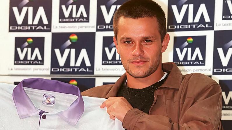 Rodrigo Fabri, de 21 anos, posa com a camisa do Real Madrid durante sua apresentação oficial como atleta do clube, em 1998 (Foto: Acervo/Lance!)