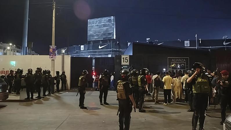 Fotografía cedida por la Agencia Peruana de Noticias Andina que muestra a policías en los alrededores del Estadio Alejandro Villanueva