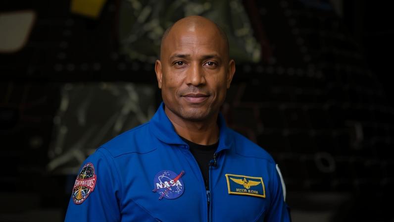 Victor Glover, o capitão cristão da Marinha dos EUA que pilota a missão Artemis II da NASA (Foto: Reprodução/NASA)