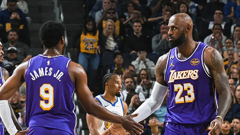 Bronny e LeBron James comemoram ponto na vitória do Lakers (Reprodução)