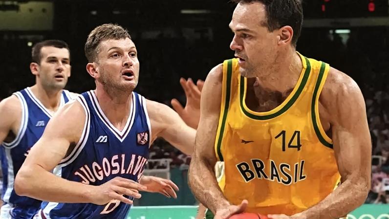 Oscar Schmidt em ação pela seleção brasileira (Foto: ANTONIO SCORZA / AFP)