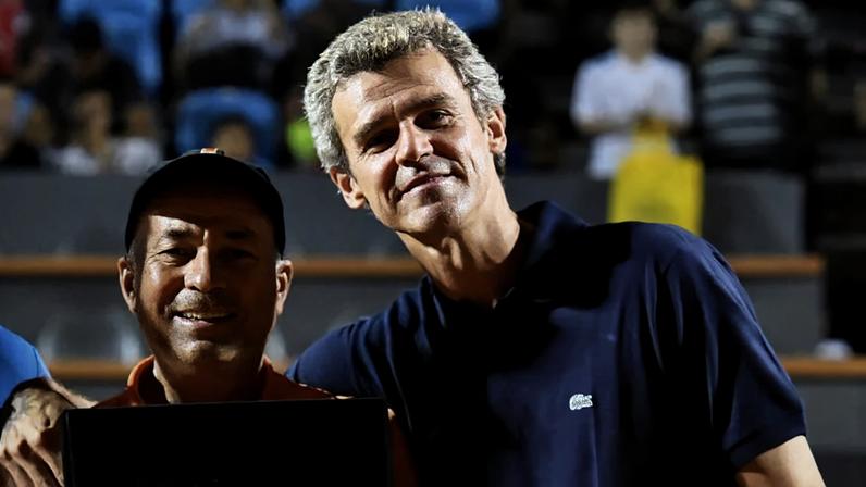 Larri e Guga em homenagem ao técnico no Rio Open (Foto: ArquivoFotojump)