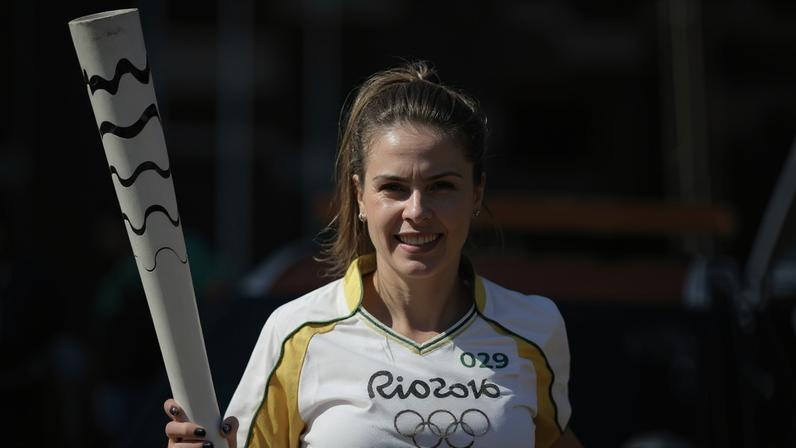 Ana Paula Renault durante o revezamento da tocha olímpica (Foto: Reprodução)