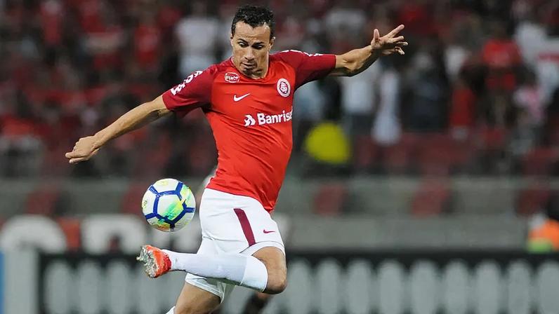 Leandro Damião comemora um de seus gols no Beira-Rio: o centroavante entrou ainda no primeiro tempo, marcou duas vezes e foi o herói da virada colorada. (Foto: Fernando Alves/Photo Premium)