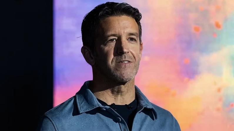 John Ternus assumirá o cargo de CEO da Apple em setembro — Foto: BBC News fonte