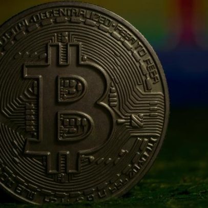 Bitcoin sobe acima de US$ 77 mil em dia de decisão de juros nos EUA