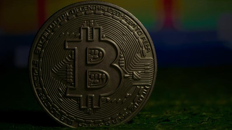 imagem de moeda de bitcoin com luz verde