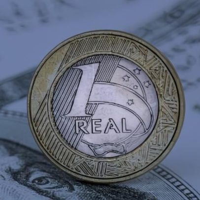 Dólar abre em baixa a R$ 4,98 após corte de juros no Brasil
