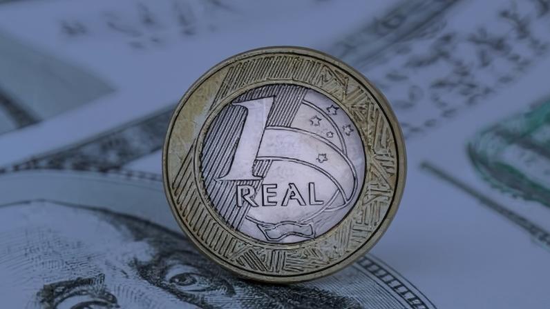 Até o fechamento de ontem, a moeda americana apurava queda ante a divisa brasileira de 3,4% em abril, recuando de R$ 5,18 para R$ 5,00