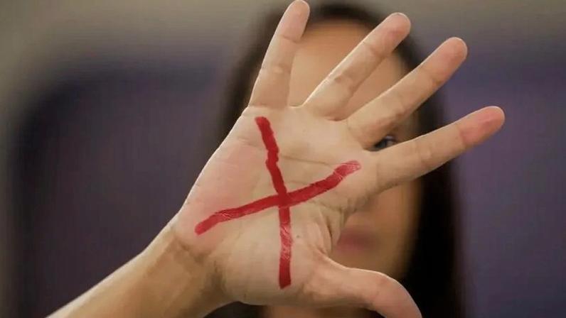 O X vermelho desenhado na palma da mão faz parte de uma campanha mundial para amparar mulheres em situação de violência doméstica