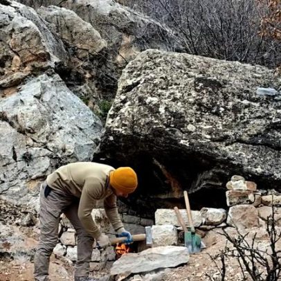 Cabana de pedra seca na floresta traz isolamento térmico natural