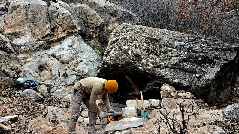 Cabana de pedra seca na floresta traz isolamento térmico natural