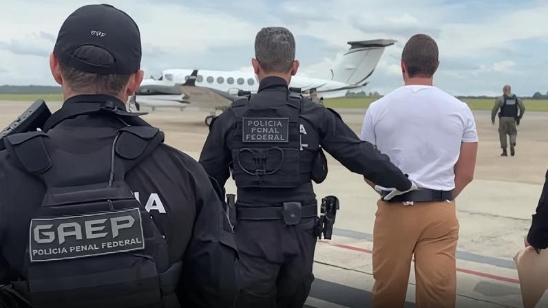 Daniel Vorcaro no aeroporto durante transferência