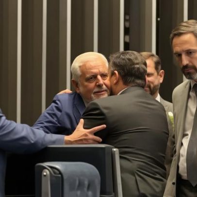 Alcolumbre abraça Jaques Wagner após rejeição de Messias