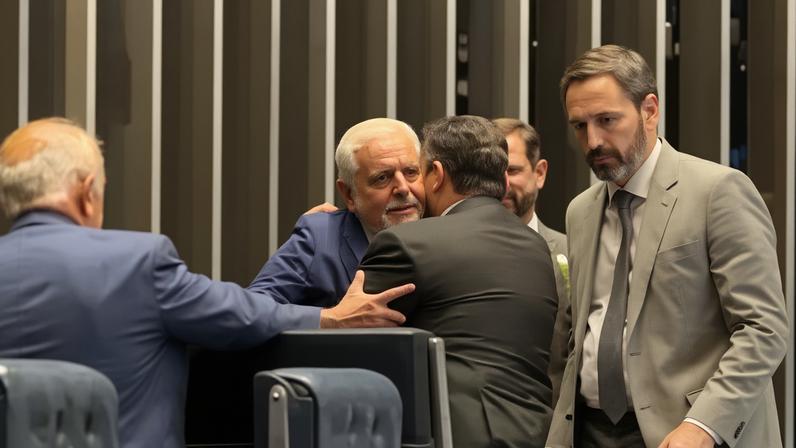Davi Alcolumbre (União-AP), abraçou o líder do governo na Casa, senador Jaques Wagner (PT-BA), após rejeição da indicação de Jorge Messias ao STF