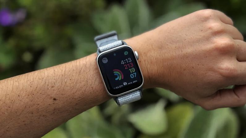 Apple Watch SE 3 on hand