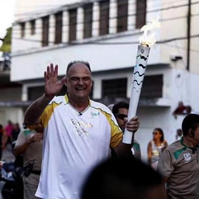 Oscar Schmidt emociona ao conduzir tocha olímpica em Natal, onde nasceu