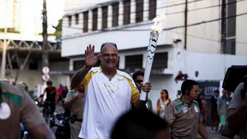 Oscar Schmidt se emocionou ao carregar a tocha olímpica em Natal — Foto: Alexandre Lago
