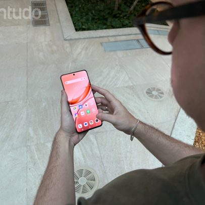 Manchas brancas ou roxas na tela do celular: causas e soluções