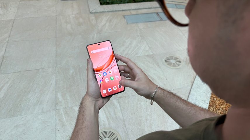 Tela manchada do celular pode indicar falhas de software ou hardware — Foto: Reprodução/Unsplash/ Mael BALLAND