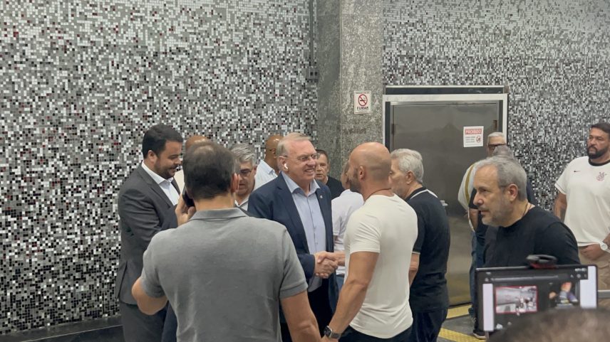 Presidente Osmar Stabile na chegada à votação das contas de 2025 do Corinthians no Parque São Jorge — Foto: Gabriel Oliveira