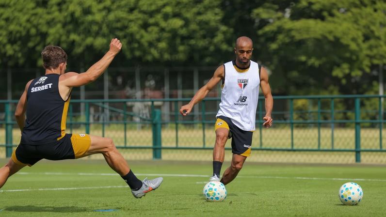Lucas Moura fez atividade em campo — Foto: Rubens Chiri / São Paulo FC