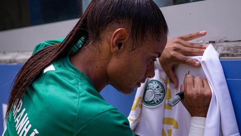Tainá Maranhão autografa camisas do Palmeiras — Foto: Victor Froes / Palmeiras