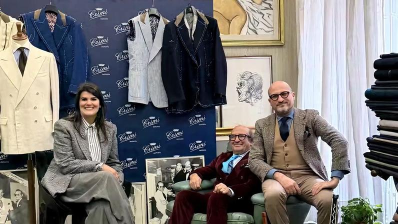 A arquiteta e designer Juliana Pippi com Carmelo Crimi, fundador do ateliê de alfaiataria Sartoria Crimi, em Palermo na Itália