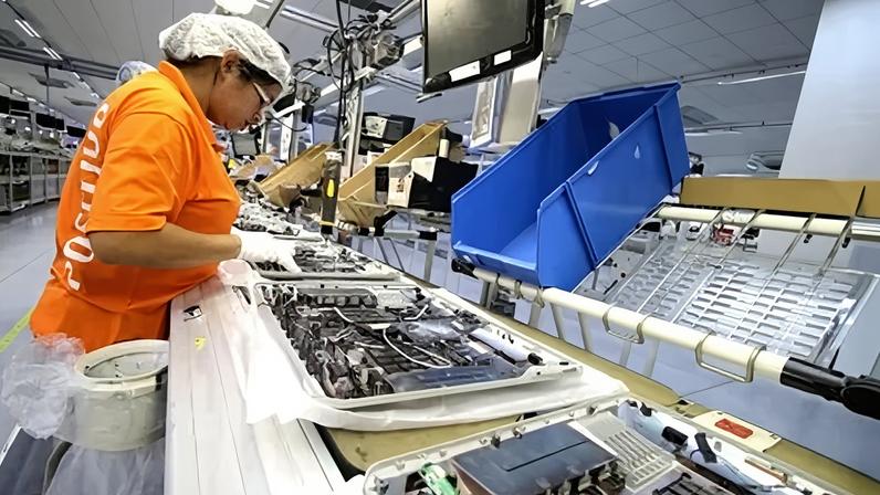 Produção industrial brasileira sobe acima do esperado em fevereiro