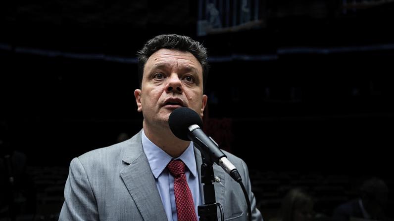 O deputado Odair Cunha (PT-MG), durante sessão na Câmara — Foto: Zeca Ribeiro/Câmara dos Deputados