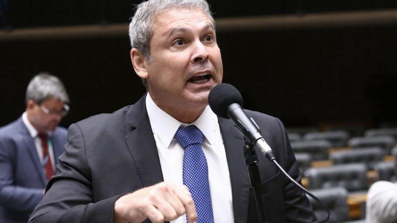 Na imagem, o deputado governista Lindbergh Farias