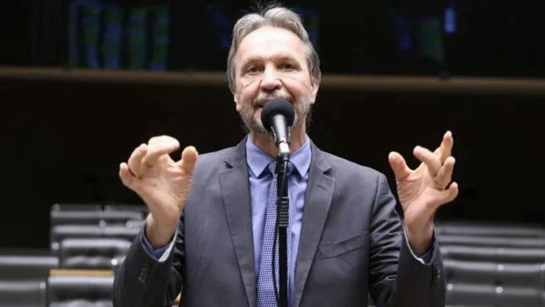 Na imagem, o líder da bancada do PT na Câmara, Pedro Uczai (PT-SC); o deputado afirma que a medida busca proteger a população nos campos social, sanitário e econômico