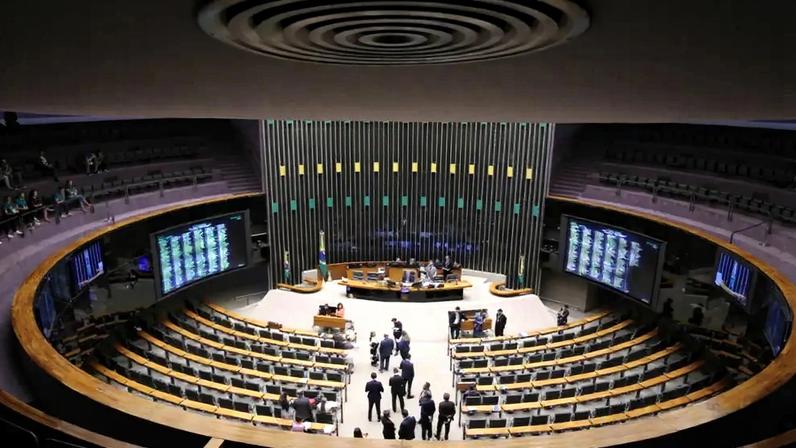 Janela partidária redesenha forças na Câmara: PL avança, União Brasil recua