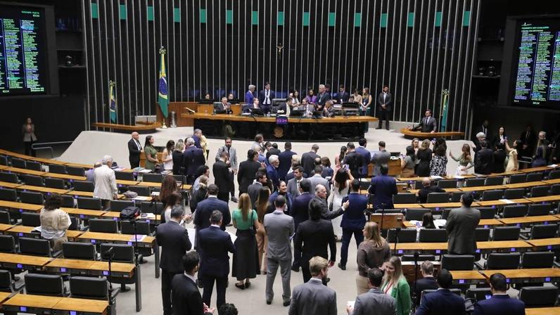 Deputados analisam derrubada do veto do presidente Lula ao PL da Dosimetria