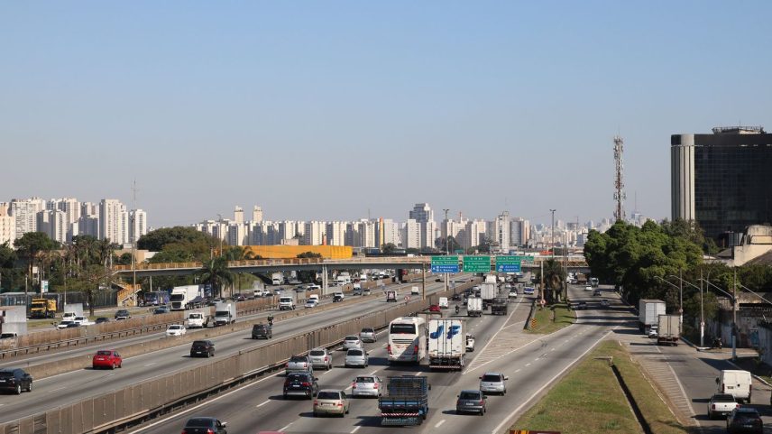 Trânsito de veículos na Rodovia Presidente Dutra.
