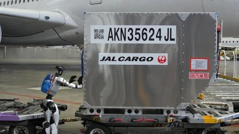 Robô humanoide da Unitree é o novo “funcionário” do setor de cargas da Japan Airlines (imagem: reprodução/Aviation Week)