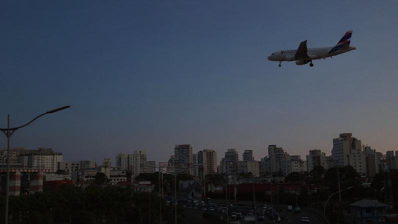 Avião da LATAM Airlines, anteriormente TAM Linhas Aéreas, aterriza no Aeroporto de Congonhas.