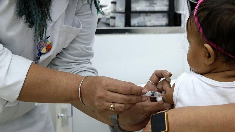 Bebês recebem as vacinas do calendário básico de vacinação do SUS na Unidade Básica de Saúde - UBS Brás.