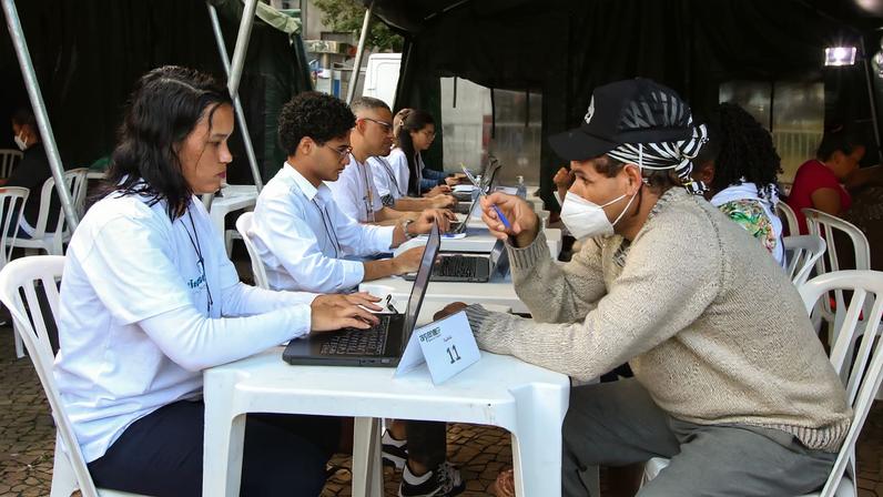 São Paulo (SP), 13/05/2025 - 3ª Semana Nacional de Registro Civil - Registre-se!, em São Paulo. A iniciativa, liderada pelo Conselho Nacional de Justiça, tem como objetivo facilitar o acesso à cidadania para pessoas em situação de vulnerabilidade. As ações acontecem na Praça da Sé. A organização fornece alimentação para o público no local e a expectativa é que sejam distribuídas mais de 2000 marmitas. Foto: Cadu Pinotti/Agência Brasil