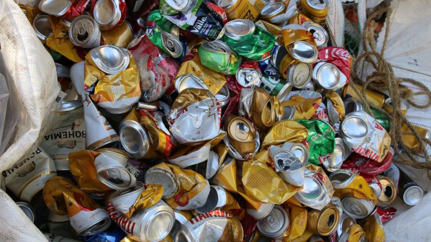 São Paulo - Latas de alumínio destinadas a reciclagem.