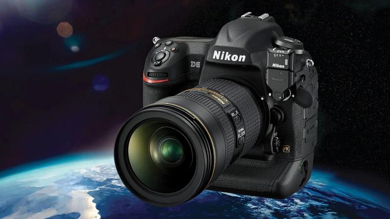 Astronautas da missão Artemis II utilizam a Nikon D5, escolhida pela NASA por sua resistência comprovada à radiação e capacidade de operar em condições extremas de luz no espaço. (Divulgação)