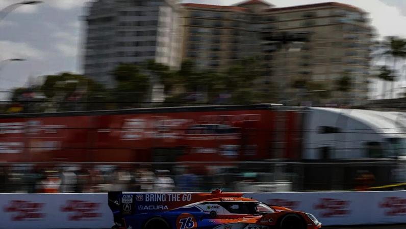 Acura #93 durante o treino livre em Long Beach