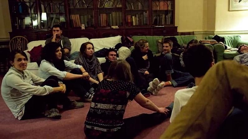 Treinar alunos para estar no mundo, mas não pertencer a ele