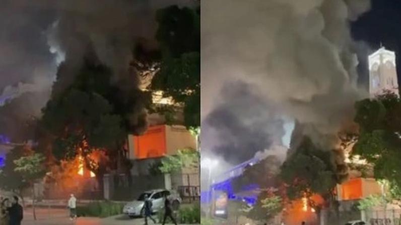 Prédio histórico no Rio de Janeiro é atingido por incêndio