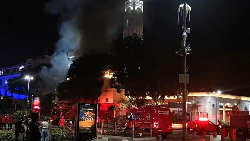 Incêndio em restaurante no Touring Club, prédio histórico do Rio de Janeiro (RJ) — Foto: Amanda Rosa/Agência O Globo