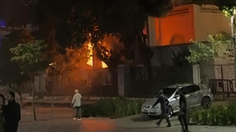 Incêndio atinge o Edifício Touring, prédio histórico no centro do Rio