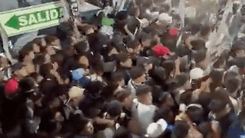 Bandeiraço em estádio peruano deixa 1 morto e 60 feridos