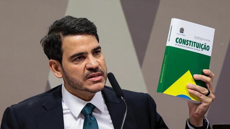 Indicado por Lula ao STF, Jorge Messias, exibe exemplar da Constituição Federal durante sabatina no Senado Federal