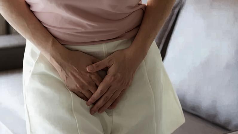 Mulher com dor na região da bexiga, com infecção urinária