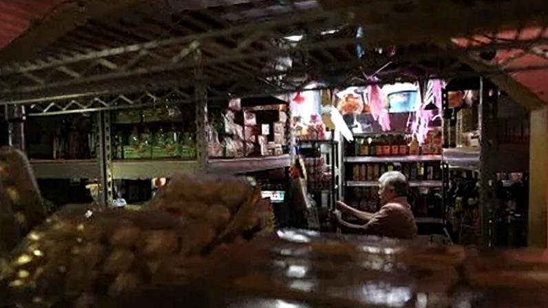 Pessoa em uma mercearia dentro do Mercado Central, em Minneapolis, EUA, em 12 de fevereiro de 2026